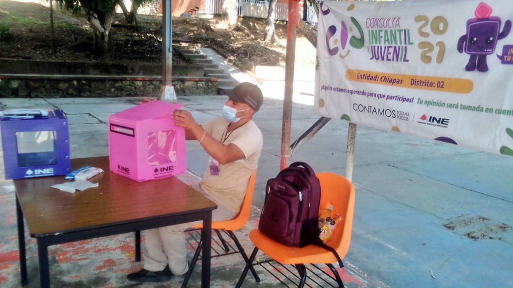 INE_Chiapas's tweet photo. #ConsultaInfantilYJuvenil2021 || 🪁 Niñas y niños de la Esc. Primaria Marcos Enrique Becerra, del municipio de Simojovel, en el #Distrito02Bochil, emitieron su opinión en boletas impresas. ¡Gracias por su participación!
Infórmate👉 https://t.co/POnfqae6c5
#CIJ2021
#MoldeaTuFuturo https://t.co/3AzAIr7As6