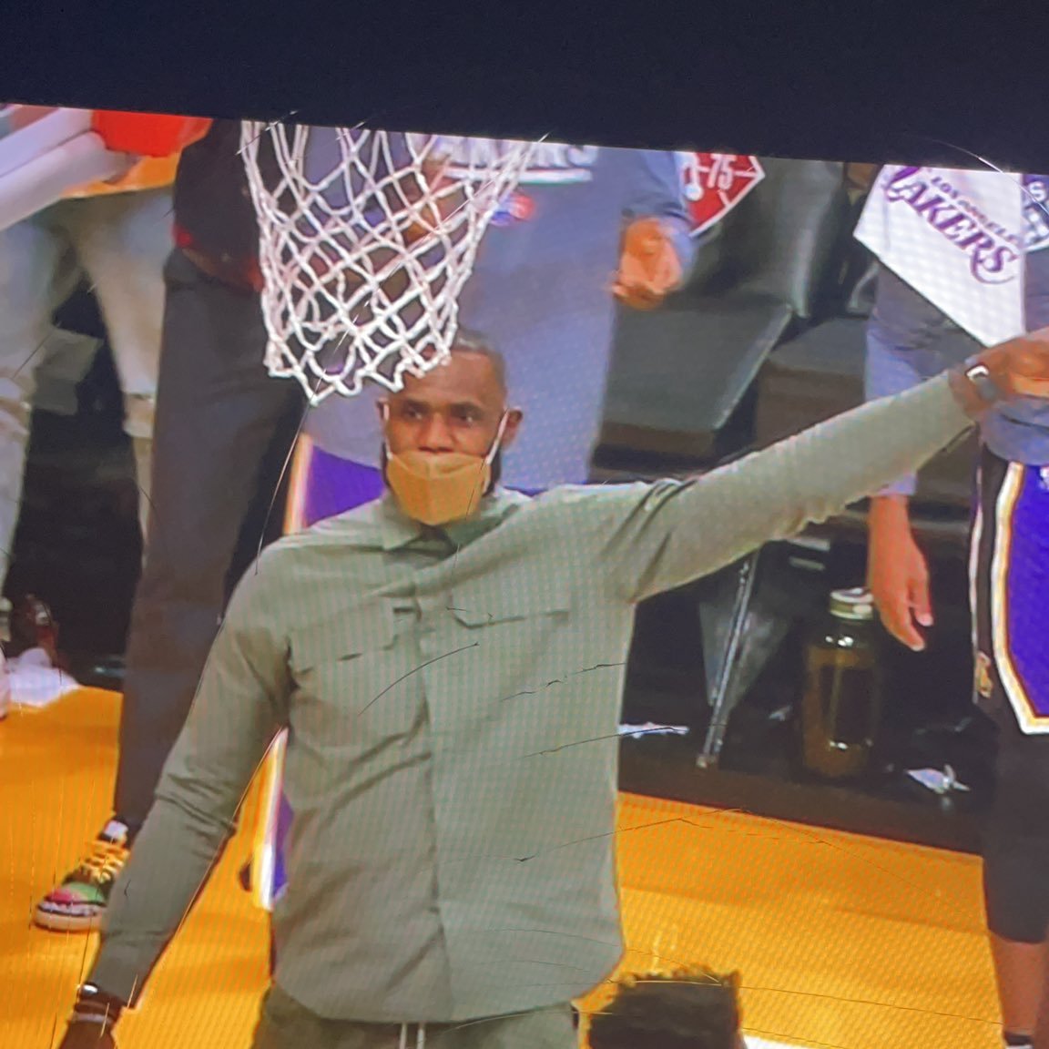 william_lou's tweet photo. lebron went with the mao outfit on today https://t.co/NbYB5P5The