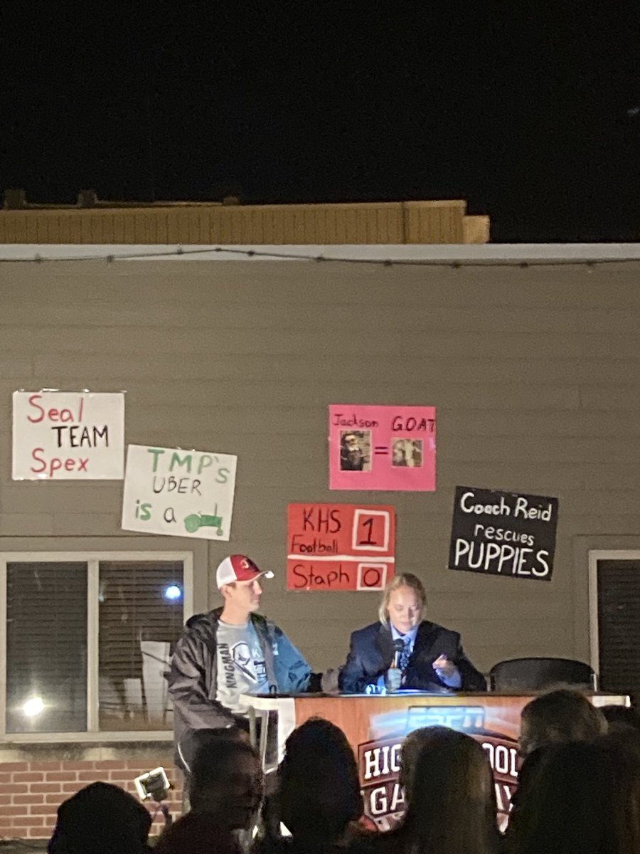 Game Day stopped by Kingman, KS this evening for our Community Pep Rally.  Awesome signs!!  Fantastic students!!  ⁦<a href="/CollegeGameDay/">College GameDay</a>⁩