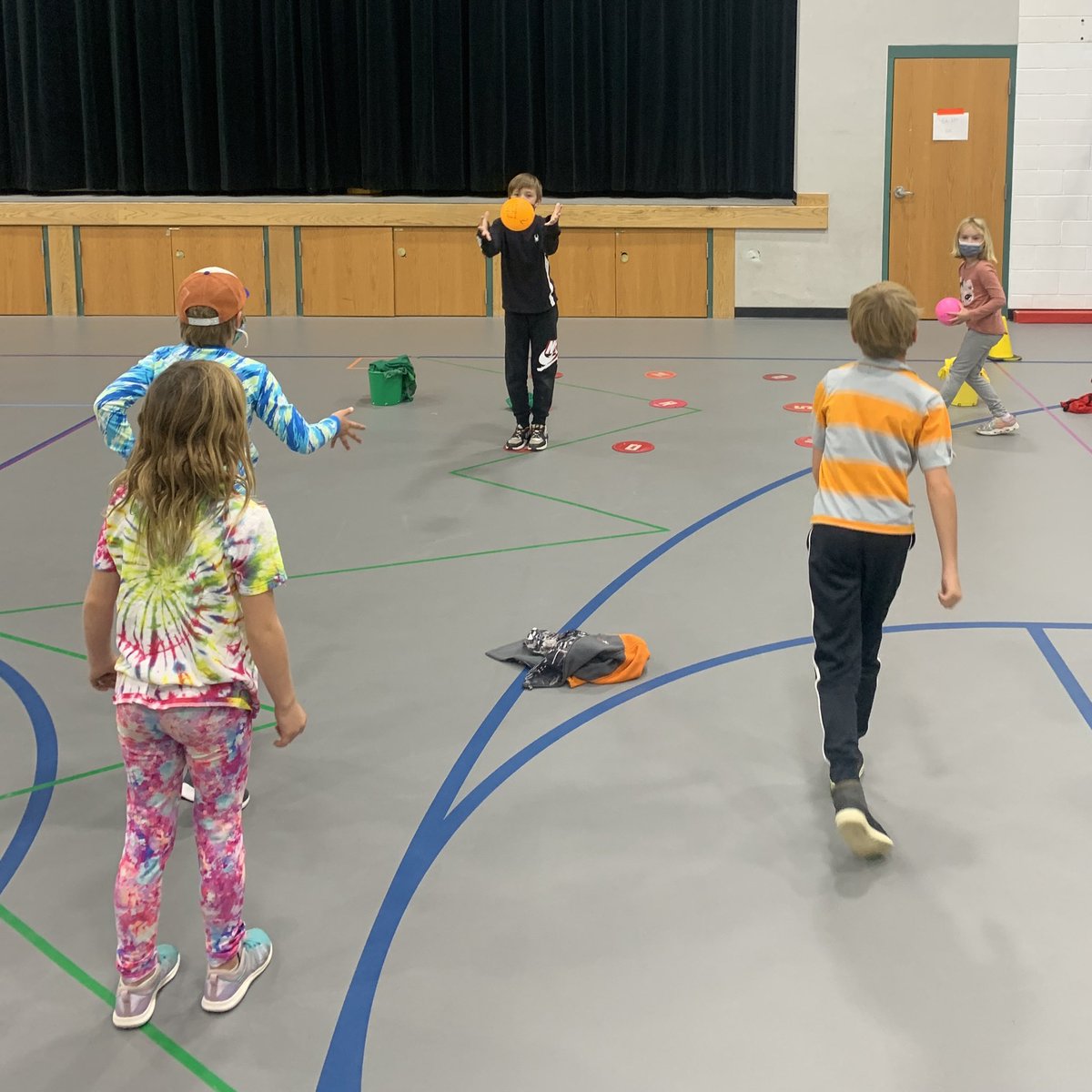 MesaMtnLionPE's tweet photo. Second grade is playing tic tac toe while working in their throwing and catching skills in PE @CrysLaneMiller @ssdedu #physed #throwandcatch https://t.co/QFI4nsJQ66