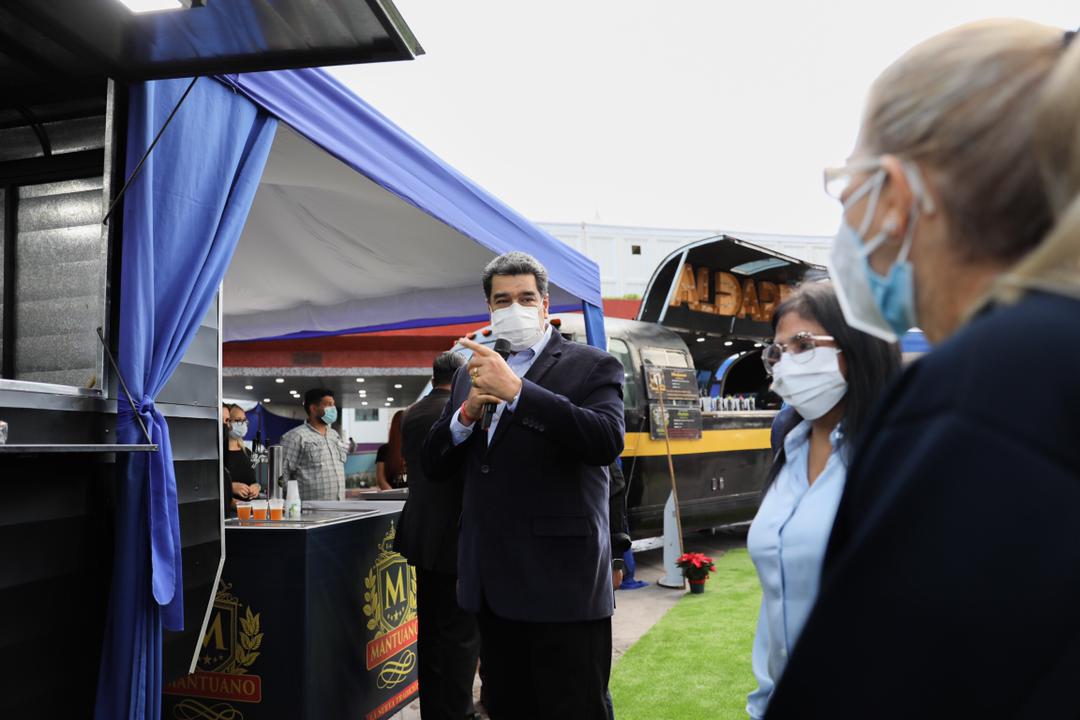 NicolasMaduro's tweet photo. Este miércoles productivo vine a la Plaza Diego Ibarra, a conocer el trabajo de las y los jóvenes emprendedores, que con creatividad y dedicación siguen construyendo el milagro que nos llevará a consolidar el crecimiento industrial y la recuperación económica del país. https://t.co/VvIgz8pb8q