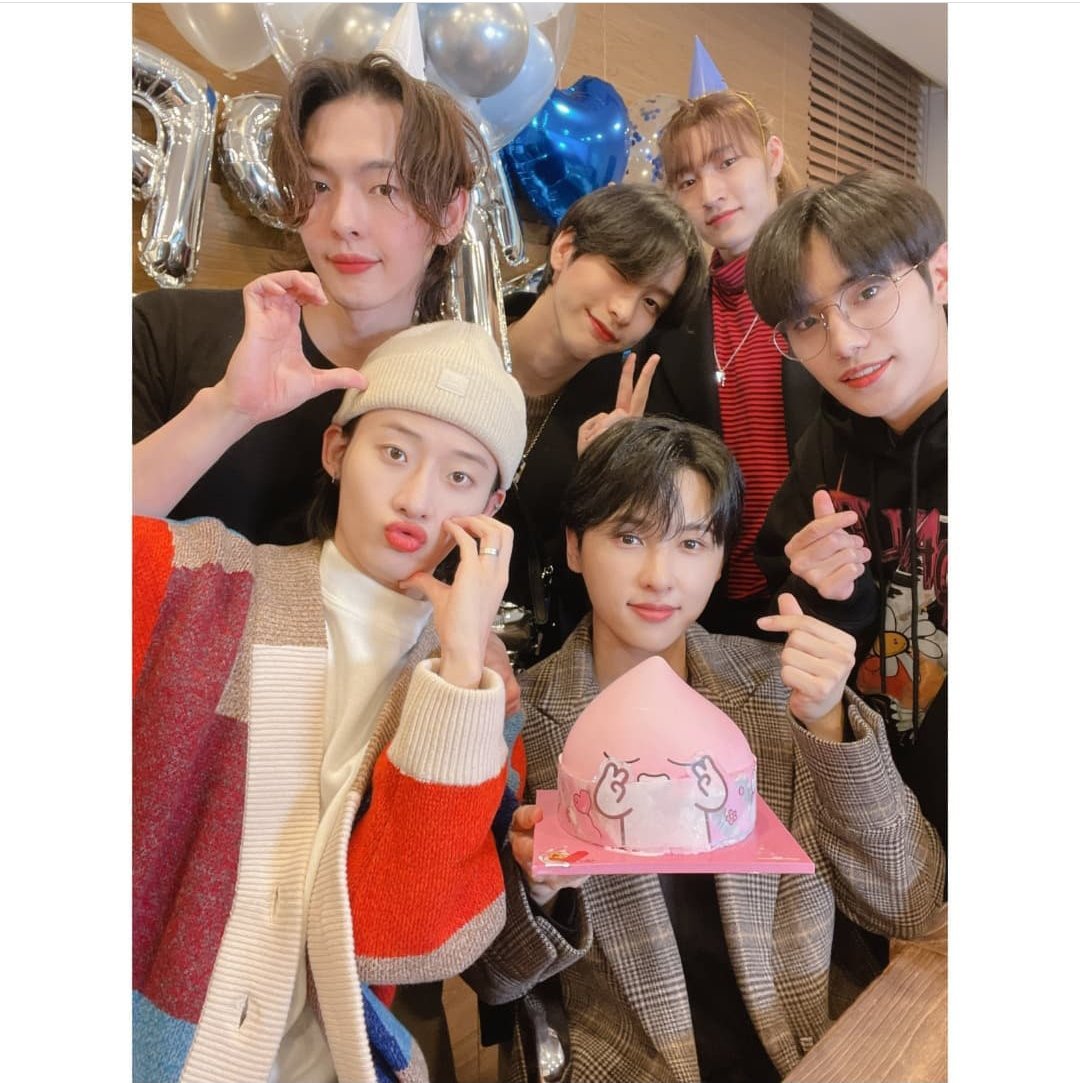 KyuBinB's tweet photo. 06/11/2021
—Aquel día todo el grupo se reunió para celebrar el cumpleaños del querido @RieLxxB , donde comieron pastel y muchos bocadillos. También hicieron contacto con sus fxns por un par de horas. Y por la noche se llevaron al cumpleañero de paseo a un bar con karaoke.— https://t.co/0kapzebnxS