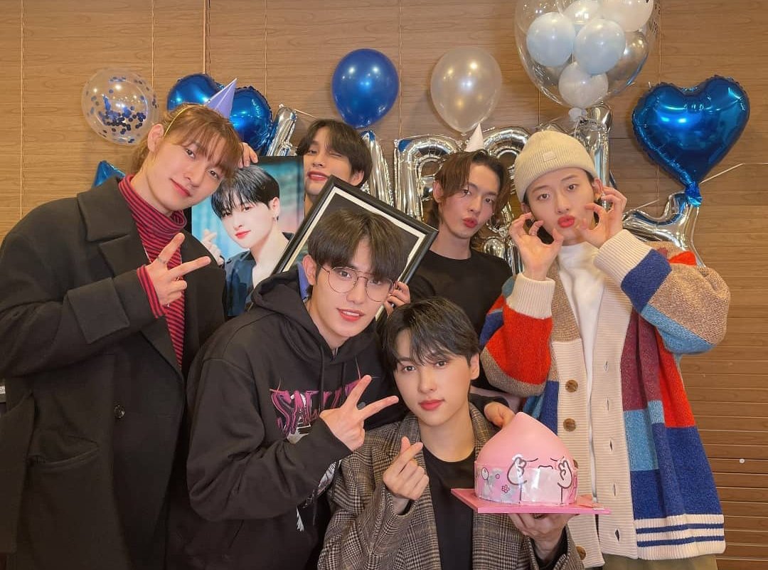 06/11/2021
—Aquel día todo el grupo se reunió para celebrar el cumpleaños del querido <a href="/RieLxxB/">Rie.</a> , donde comieron pastel y muchos bocadillos. También hicieron contacto con sus fxns por un par de horas. Y por la noche se llevaron al cumpleañero de paseo a un bar con karaoke.—