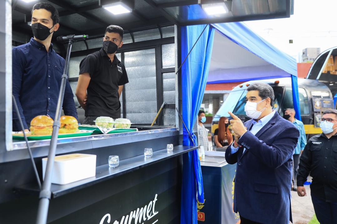 NicolasMaduro's tweet photo. Este miércoles productivo vine a la Plaza Diego Ibarra, a conocer el trabajo de las y los jóvenes emprendedores, que con creatividad y dedicación siguen construyendo el milagro que nos llevará a consolidar el crecimiento industrial y la recuperación económica del país. https://t.co/VvIgz8pb8q