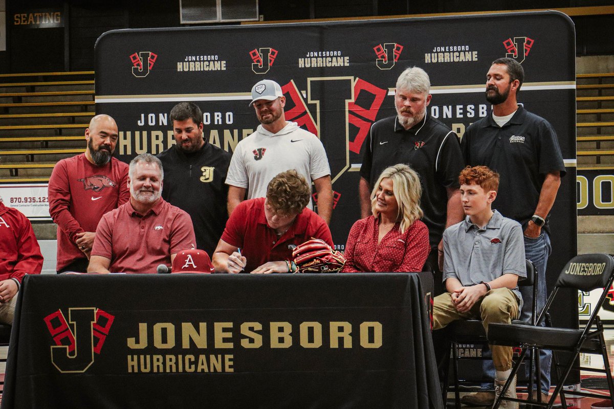 JHHyneman's tweet image. Made it official!! @RazorbackBSB 🐗❤️