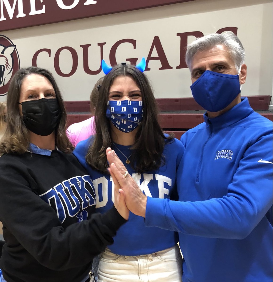 TNeiders's tweet photo. ⁦@AllyNeiders⁩ of ⁦@HNACougars⁩ ⁦@NWPVclub⁩ made it official today ⁦@DukeTFXC⁩ ⁦@VaultDuke⁩ #NSD21 ⁦@DukeATHLETICS⁩ #GoDuke 💙😈 https://t.co/g7pRNkxn6S