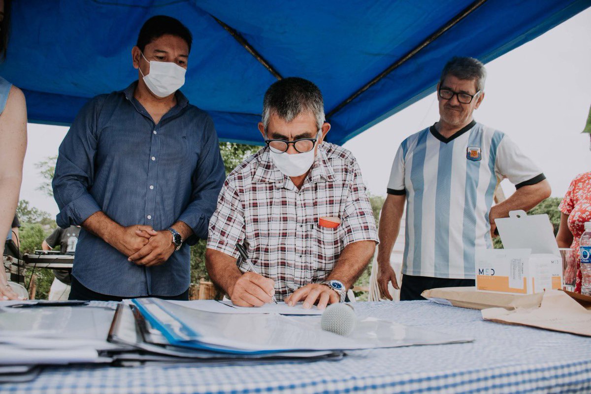 herrerayflia's tweet photo. En Santo Pipo resolvimos un problema histórico de propiedad de la tierra en el barrio Tungoil. Un esfuerzo del gobierno provincial honrando a los trabajadores para que tengan sus títulos de propiedad. https://t.co/maZxTTBUCd