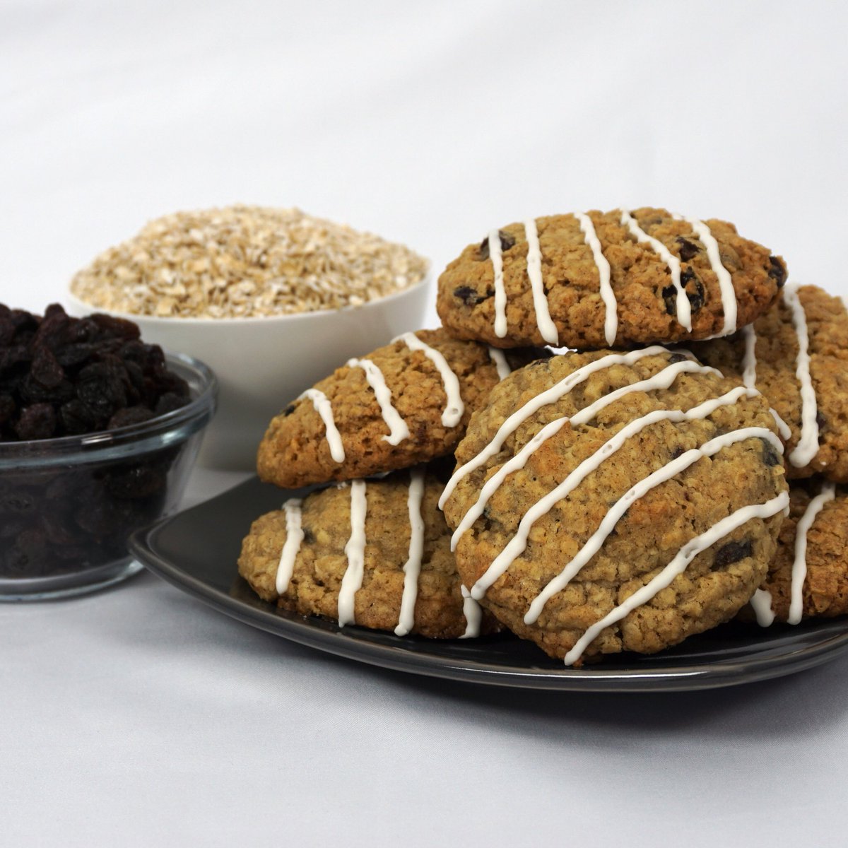 LadyLalaBakes's tweet photo. My Oatmeal Raisin cookies are soft and chewy, with icing stripes to add a touch of sweet and to easily distinguish from chocolate chip cookies, (because trust issues happen when those two are confused). 
#cookies #christmascookies https://t.co/OHiIBPbIkn