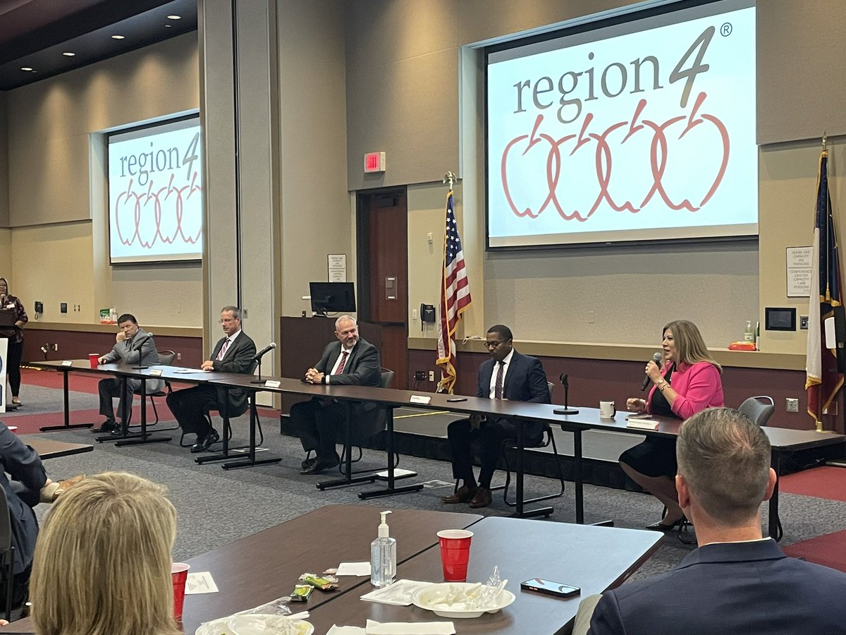 WellsEduC's tweet photo. We are honored to host Gulf Coast Area Association of School Boards members who are learning from outstanding @Region4ESC Supts @m_salazarzamora @tchill_ @rtkershner53 @DannyMassey44 @AliefISD HD Chambers. https://t.co/I0VgyZAfOT