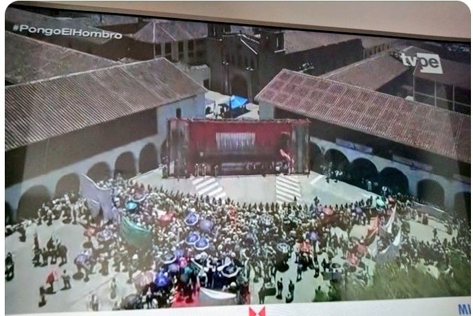 delurens's tweet photo. La foto oficial vrs La foto real.
No te dejes engañar, que el pueblo no lo quiere. https://t.co/7oZzxqGpch
