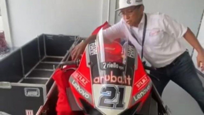 VIVAcoid's tweet photo. Ducati Ngamuk dengan Insiden Unboxing Ilegal Motor WSBK di Mandalika https://t.co/DLCNGgezkG #Ramadan https://t.co/h3vmQEF8h3