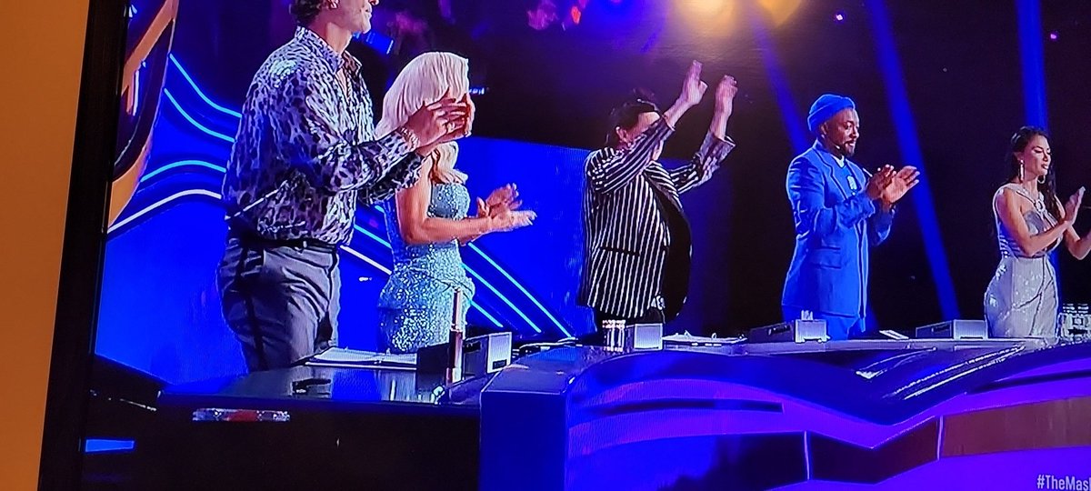 ShesaProtoType's tweet image. Standing ovation. ATE that up. You betta sang!!!+ @faithevans  #TheMaskedSinger #SkunkMask