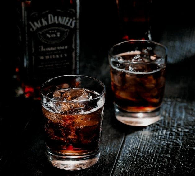 Lisianthusrp's tweet photo. ⠀،𔓘 Pedido: combo bitter roses
⠀⠀  › De: @cherilynroses 
⠀⠀  › Para: @HIGHKXNG  

⠀⠀› ✉ — ❛ Desculpe me demitir do cargo de secretária tão cedo, talvez pudéssemos acabar com essa garrafa, se você quiser. Te amo. ❜ https://t.co/vAgZ6Kugo0