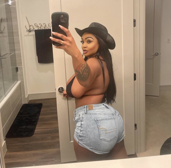 Can I be your Woman Crush Wednesday? 🌹😍 https://t.co/NW85viVuT5 #wcw #dallas #texas #jeans #jeanshorts<a href="/tag/jeans"class="tags"><span>#jeans</span></a><a href="/tag/texas"class="tags"><span>#texas</span></a><a href="/tag/wcw"class="tags"><span>#wcw</span></a><a href="/tag/dallas"class="tags"><span>#dallas</span></a><a href="/tag/cowboy"class="tags"><span>#cowboy</span></a><a href="/tag/cowboyhat"class="tags"><span>#cowboyhat</span></a>