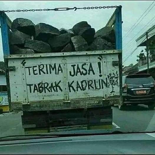 Mo nyari sopir truck ini..
Lagi mangkal dmn yaa..??

Edaann wanian..
😂😂