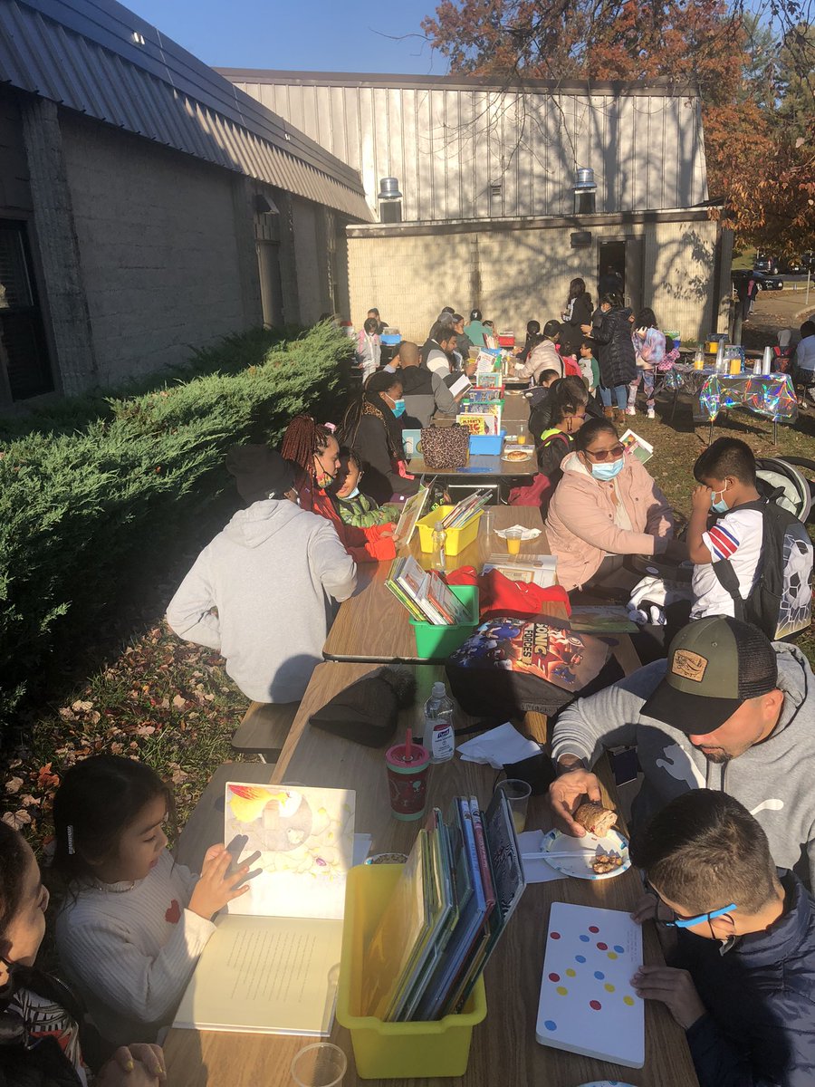 ApWmes's tweet image. Bagels &amp;amp; Books for our Kindergarten and Grade One students #WMES #Wolvesatwork @BSimonMCPS @FranAvilaMil1er