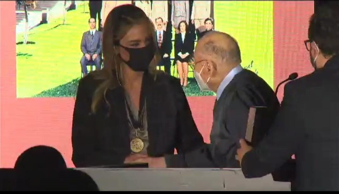 TelevisaSON's tweet photo. La familia @TelevisaSON felicitamos a  nuestra Directora General @eldaamolina, por recibir la Medalla 'Horacio Guajardo', máximo reconocimiento a la trayectoria profesional de exalumnos de la @udem. ¡Felicidades, Elda! ¡Enhorabuena! 👏🏼 https://t.co/sBJ1kRPruh