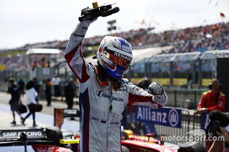 F2_F1V's tweet photo. BANDEIRADA - 🏁

- SIROTKIN CONSEGUE SUA SEGUNDA VITORIA NO ANO de forma polêmica...
- O toque em Haryanto vai dar o que falar hein
- Na ultima volta, Markelov (@ArtGPF1Verse) acabou colidindo em Leclerc (@SexoRacingWF1) e abandonando a corrida https://t.co/y6gm2yAD88