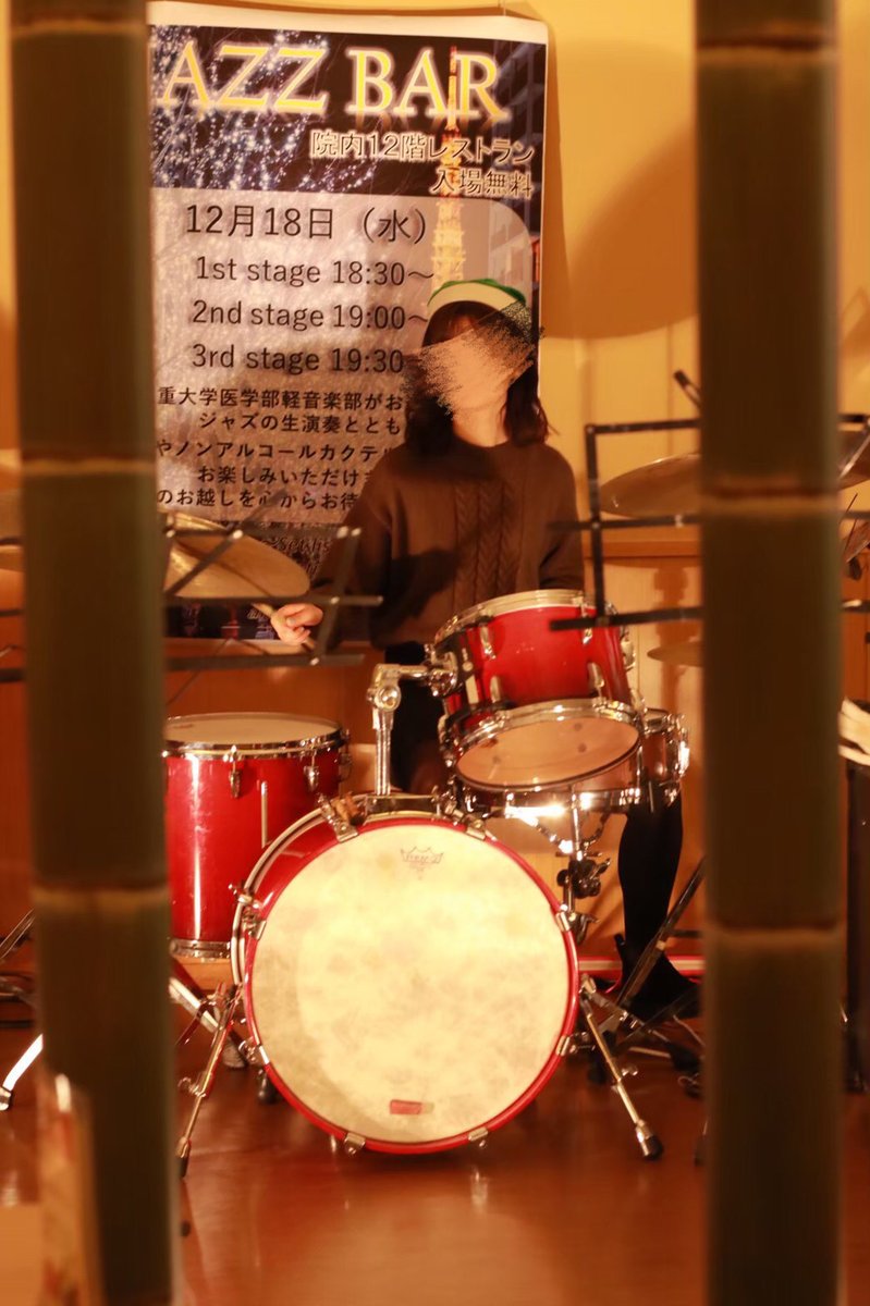 miedaijazzbar's tweet photo. 【定期】
三重大学ボランティアサークル「JAZZ BAR」は新入部員募集中！！
私たちと一緒に、ジャズを楽しみながら癒しの空間をつくりませんか？🍹
#三重大
#三重大学
#春から三重医
#春から三重大
#秋から三重大
#三重大学サークル
#三重
#三重県
#三重しか勝たん
#フォローRT https://t.co/sUrVQuRzz9