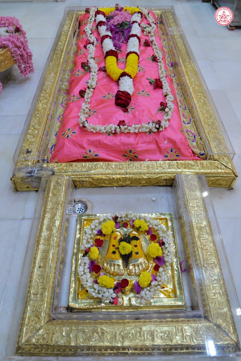 RahulSkhatik's tweet photo. @SSSTShirdi रहम् नजर् करो. अब् मोरे साई। तुमबिन नही मुझे मा-बाप- भाई ॥ रहम् ..
मै अन्धा हू बन्दा तुम्हारा (२) मै ना जानू (३) अल्ला इलाही। रहम् नजर् ..
खाली जमाना मैने गमाया (२) साथी आखरका (३) किया न कोई । रहम् 
अपने मस्जिद का झाडू गणू है (२) मालिक हमारे (३) तुम् बाबा साई https://t.co/PFzFJk7h9m