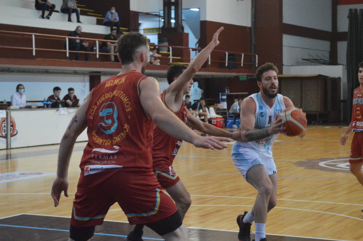 #LigaArgentina #ConferenciaSur
Mala tarde para los entrerrianos. A primera hora <a href="/ClubRocamora/">Tomas de Rocamora</a> perdió ante <a href="/racingchbasquet/">Racing Chivilcoy Basquet</a> 98-73 después de un primer cuarto parejo. La figura del juego fue el interno Rojo Tomás Verbauwede con 29 pts y 8 reb; 20 pts De Pietro.
📸 <a href="/JuliGranatee/">Julian Maciel</a>