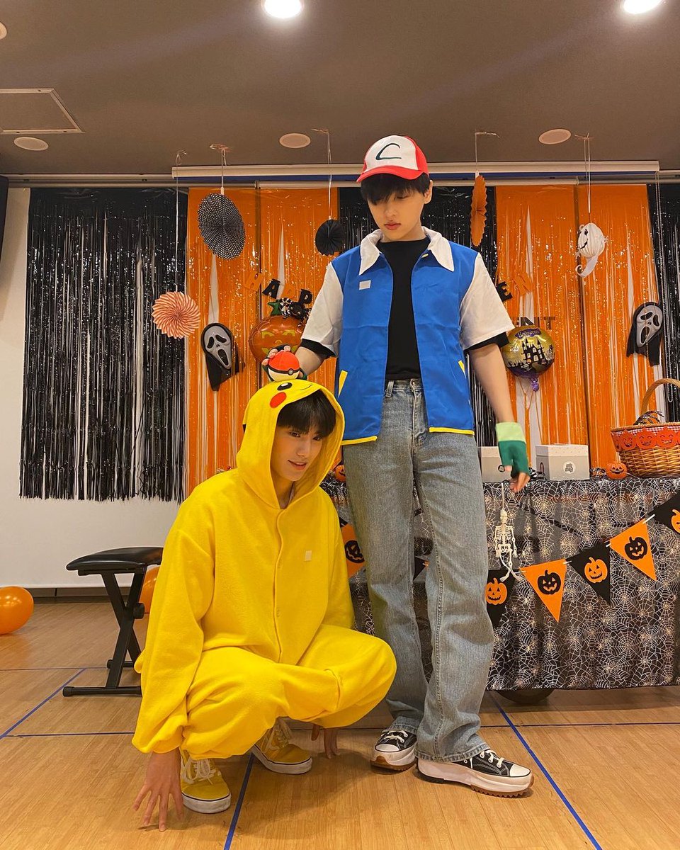 𓏳 31／10 𓏸 Vía IG ⦂

— Queremos disfrutar mucho de este Halloween en Villa RB, así que primero nos vamos a recorrer la feria y a esperar el baile de esta noche. 🎃 ¡Feliz Halloween!