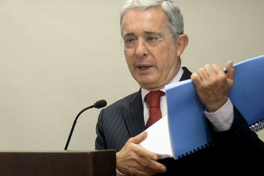 elespectador's tweet photo. Corte Constitucional dice que a Uribe se le respetaron sus derechos y fue imputado. https://t.co/YV3Lneb5Li https://t.co/8qCpFBbgoB