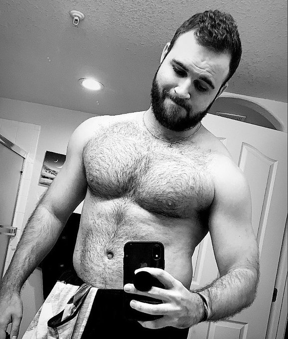 2018, 2019, 2020, 2021&hellip; an evolution of stupid bearface mirror selfies and lifting heavy things 😂🥴 https://t