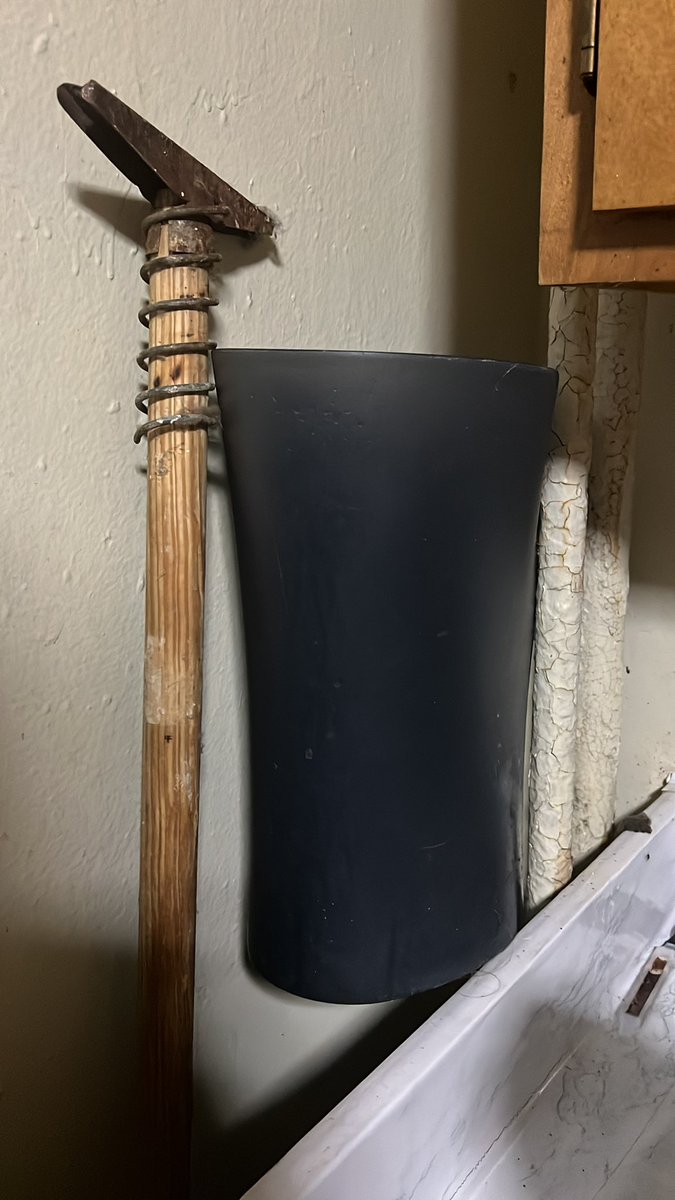 Liz_Khalifa3's tweet photo. @EspaillatNY @NYCHA residents at Johnson Houses need your help! We have an empty apartment with a leaking water pipe that is leaking into residents apartments and nothing is being done to resolve this issue. We have had to resort to using buckets to catch the water. Please help! https://t.co/iKLl5Ab23P
