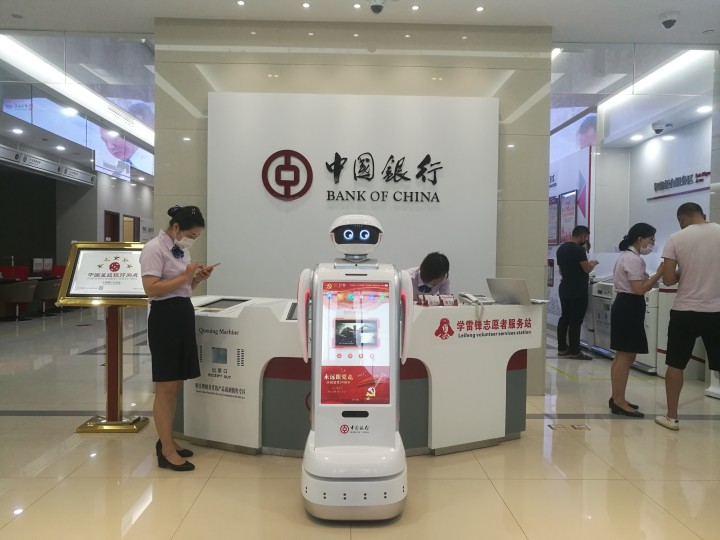 JerryWa65429814's tweet image. iBen intelligent Service Robot A02 in Bank #ibenrobot #robotcis #bank #servicerobot