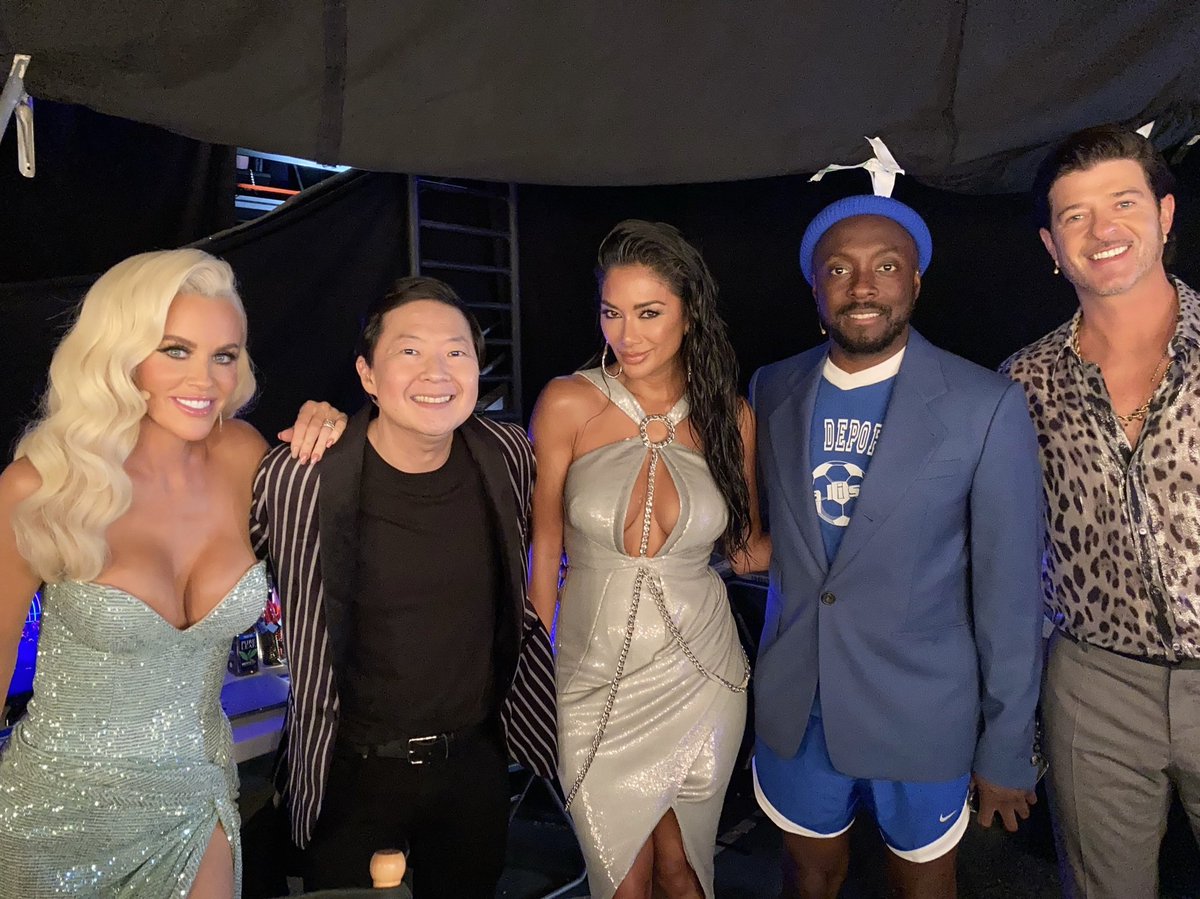 NicoleScherzy's tweet photo. The gangs all here 💖✨💫#TheMaskedSinger https://t.co/iIbaVFwnoe