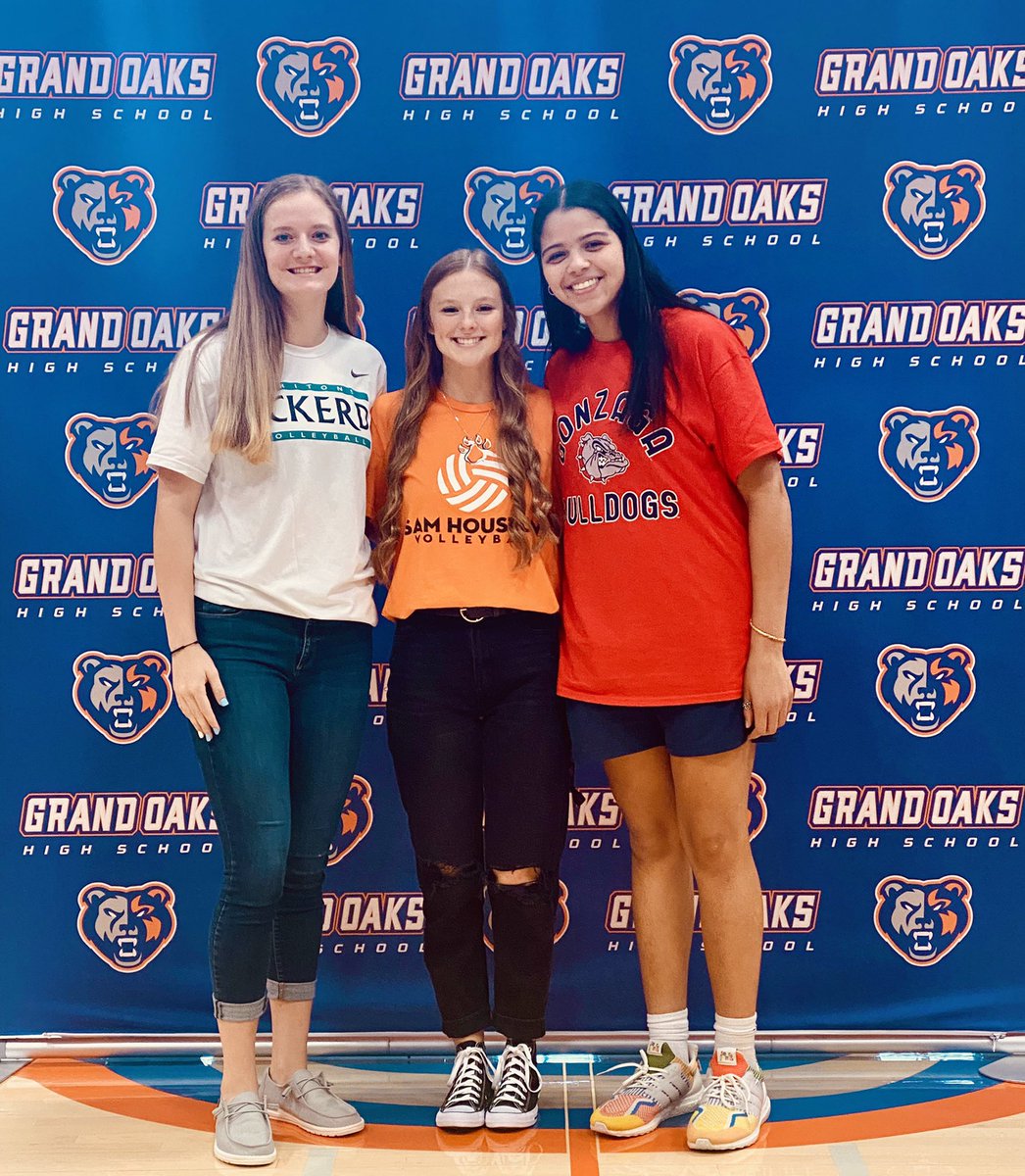 grandoaksvb's tweet photo. Congrats to our 3 seniors that signed today! Thank you for your dedication and hard work over the last 4 years, and can’t wait to see all the amazing things you accomplish! 

💙 Sarah Sampson - Eckerd College
❤️ Fallon Thompson - Gonzaga
🧡 Ava Terry- Sam Houston State https://t.co/aGJy9MhENK