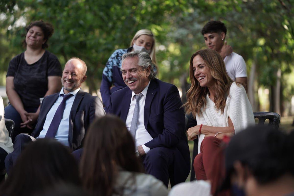 minsaurralde's tweet photo. Conversamos con jóvenes de Lomas junto a @alferdez y @vtolosapaz.

Pertenecemos a un proyecto político que abraza la fuerza transformadora de la juventud. https://t.co/FLAeg7Sf9M