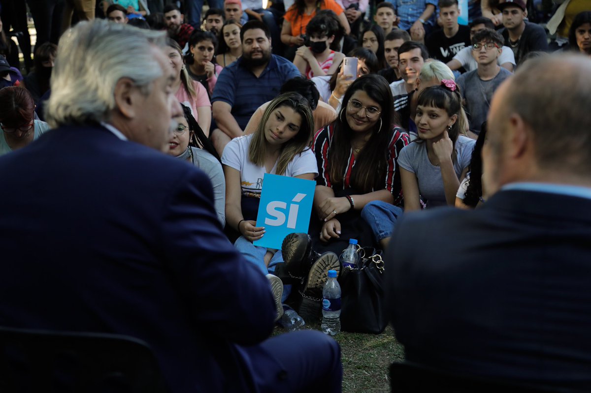 minsaurralde's tweet photo. Conversamos con jóvenes de Lomas junto a @alferdez y @vtolosapaz.

Pertenecemos a un proyecto político que abraza la fuerza transformadora de la juventud. https://t.co/FLAeg7Sf9M