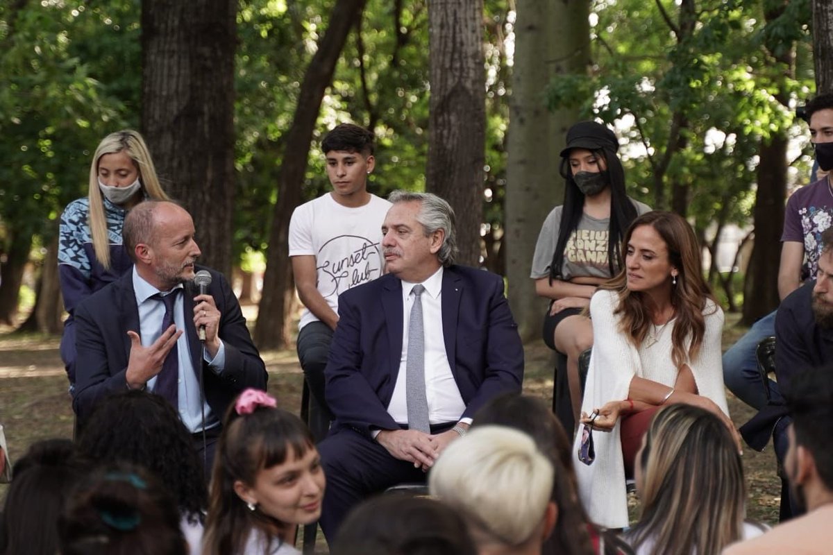minsaurralde's tweet photo. Conversamos con jóvenes de Lomas junto a @alferdez y @vtolosapaz.

Pertenecemos a un proyecto político que abraza la fuerza transformadora de la juventud. https://t.co/FLAeg7Sf9M