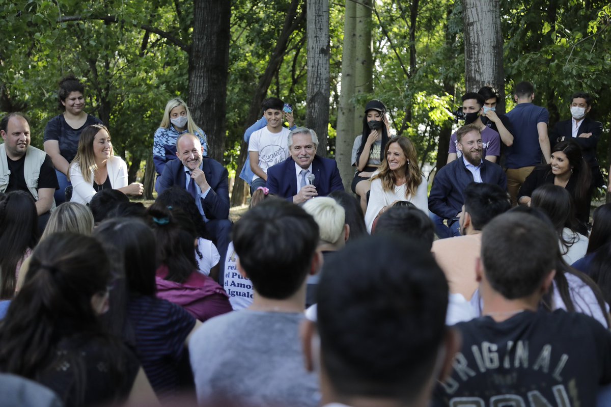 minsaurralde's tweet photo. Conversamos con jóvenes de Lomas junto a @alferdez y @vtolosapaz.

Pertenecemos a un proyecto político que abraza la fuerza transformadora de la juventud. https://t.co/FLAeg7Sf9M