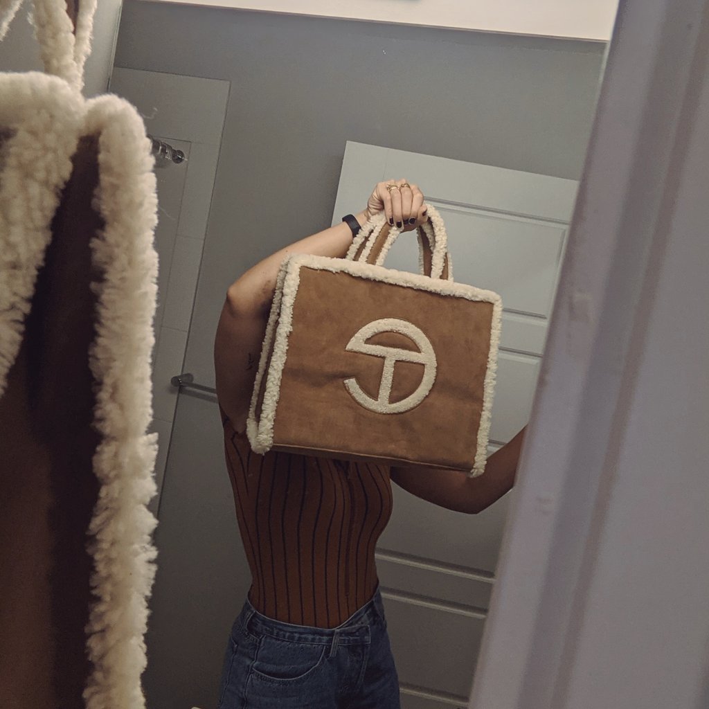 ashdoesfood's tweet photo. Got my #UGGxTELFAR bag today. This is the medium and it's HUGE...how big is the large?! https://t.co/dXTL0jUcdK