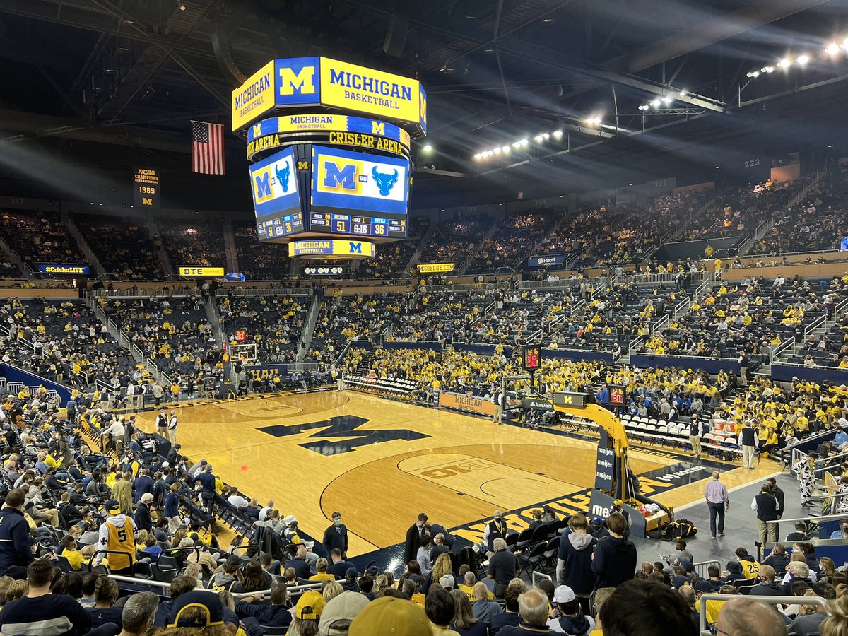 Spent a great day in the OR with @UMPedsSurg and capped it off at the @umichbball home opener with my guy @jonwilliamsmd #WhyUMichSurgery #GoBlue