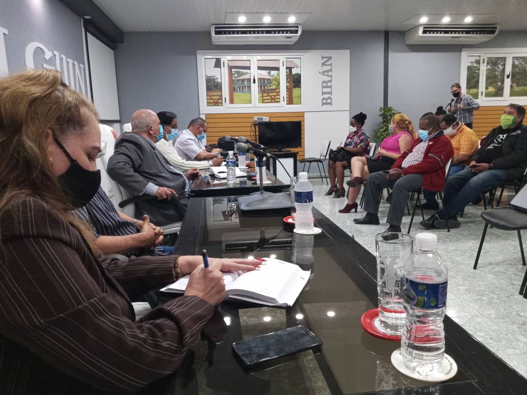 CulturalHolguin's tweet photo. 📌 Inés María Chapman, Viceprimera Ministra de Cuba intercambia en la noche de este miércoles con artistas, intelectuales y trabajadores de la cultura en la provincia de #Holguín, en torno a la producción artística en el territorio y los retos y desafíos que enfrenta el sector. https://t.co/l1dpRvfqhV