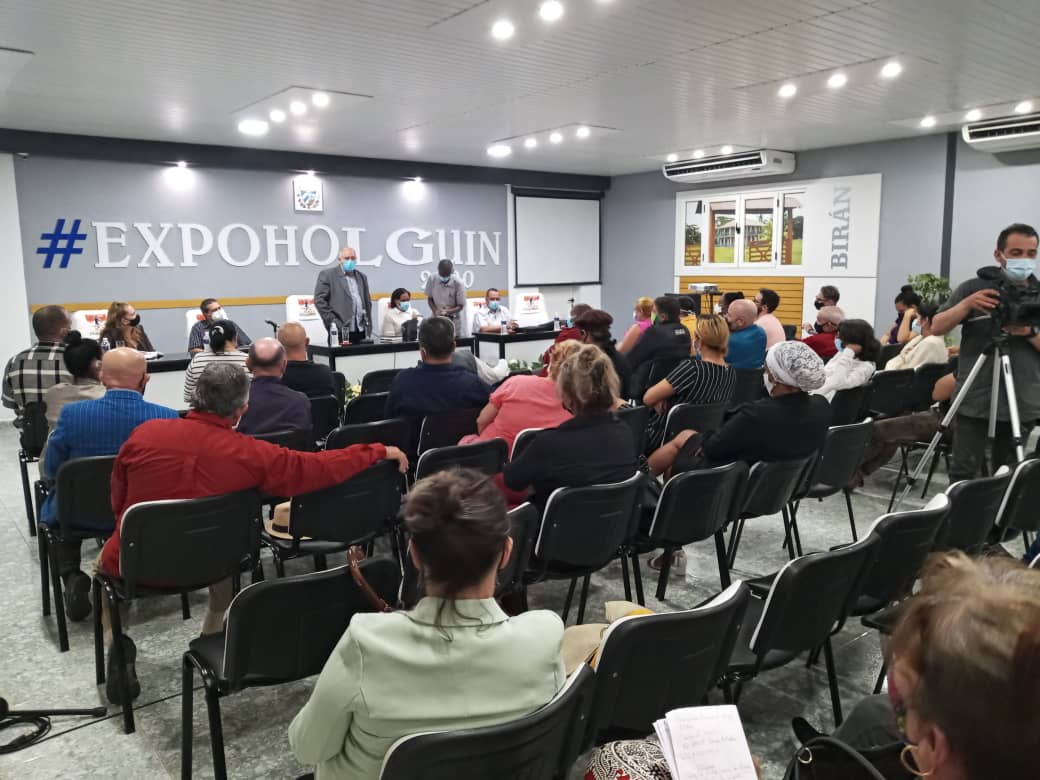 CulturalHolguin's tweet photo. 📌 Inés María Chapman, Viceprimera Ministra de Cuba intercambia en la noche de este miércoles con artistas, intelectuales y trabajadores de la cultura en la provincia de #Holguín, en torno a la producción artística en el territorio y los retos y desafíos que enfrenta el sector. https://t.co/l1dpRvfqhV