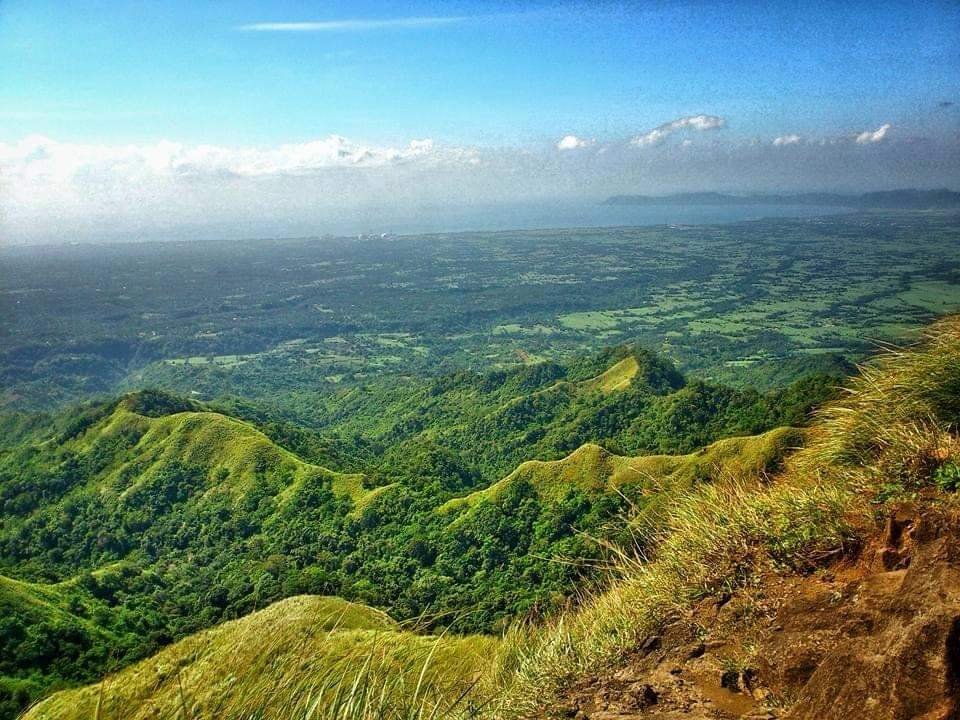 piodaldal's tweet photo. Some go fast, others choose to take it slow.
However you want it, the important thing is that you're having fun.
Go at your own pace, be prepared, leave no trace, and enjoy the climb. 😍

-Pinoy Mountaineer

#SavourItsClimb 
#MtBatulao #Batangas
#ThrowbackThursday #Phonetography https://t.co/jtK2961dE1