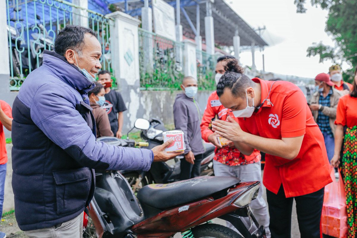 psi_id's tweet photo. Berbagi Rice Box juga digelar di Nusa Tenggara Timur (NTT). Plt Ketua Umum DPP PSI, Bro @Giring_Ganesha, ikut membagikannya di sekitar RSUD Ben Mboi di Kabupaten Manggarai.
#RiceBoxPSI #HadirKerjaUntukRakyat https://t.co/e92ibPi3DF
