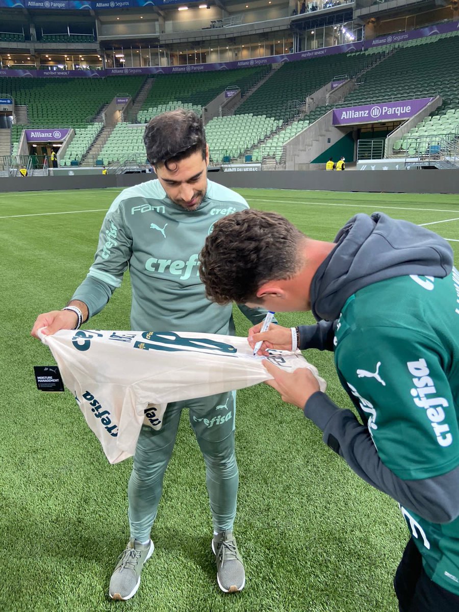 Palmeiras's tweet photo. Mais algumas imagens da visita de @LandoNorris e Callum Ilott ao Allianz Parque! 

Spoiler: depois tem vídeo na TV Palmeiras/FAM com tudo que rolou com os pilotos por aqui! 🎥🏎

#REPETECO #PALxACG
#JuntosNoBrasileirão #AvantiPalestra https://t.co/jo2KGVOdT4