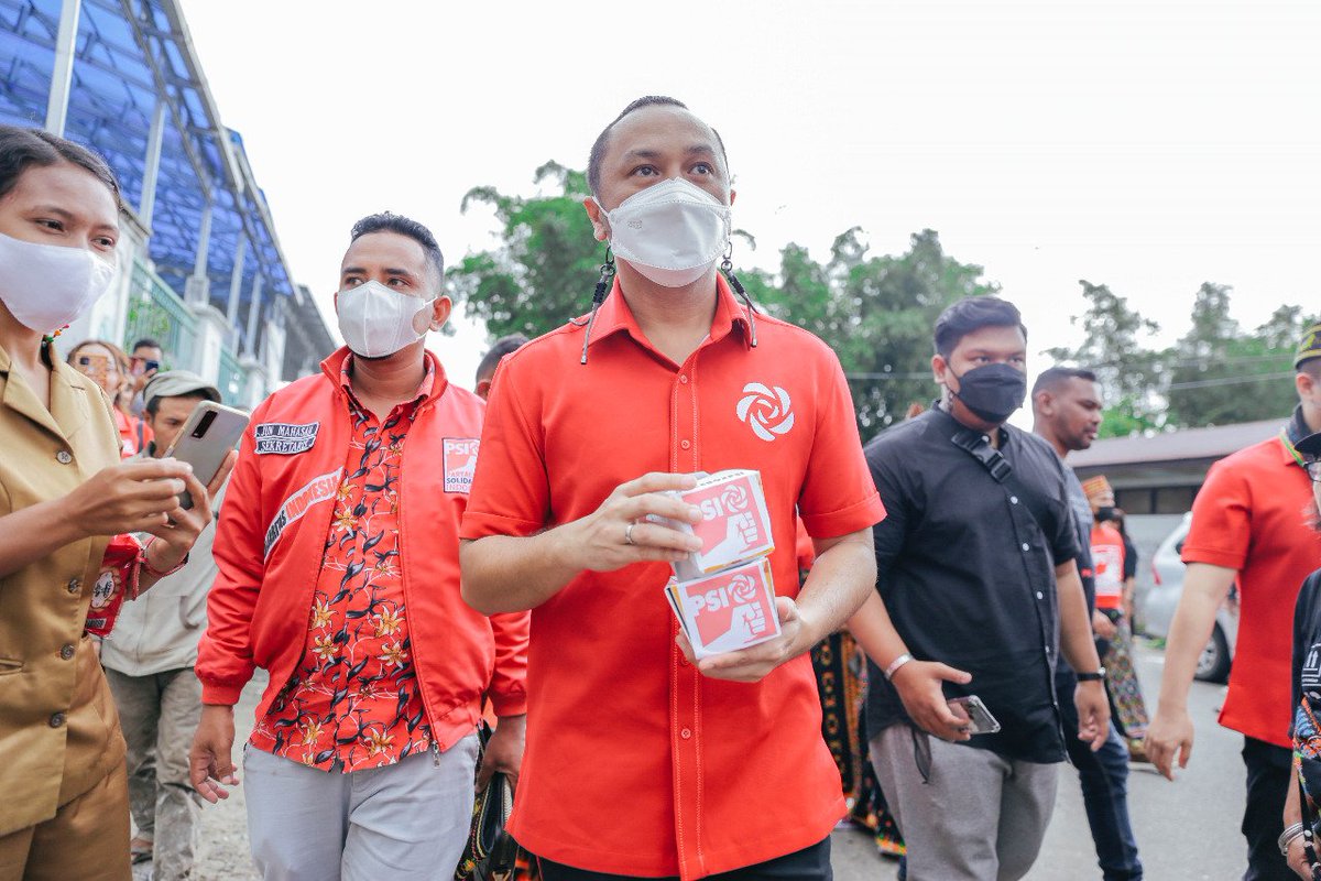 psi_id's tweet photo. Didampingi Ketua DPW PSI NTT, Bro Christian Widodo, Bro @Giring_Ganesha memanfaatkan momen tersebut untuk juga mendengar cerita dan harapan warga.
#RiceBoxPSI #HadirKerjaUntukRakyat https://t.co/LGzqxBPouy