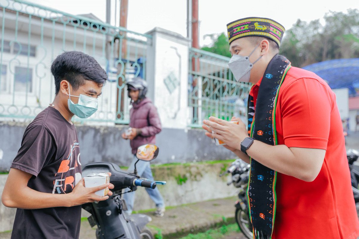 psi_id's tweet photo. Didampingi Ketua DPW PSI NTT, Bro Christian Widodo, Bro @Giring_Ganesha memanfaatkan momen tersebut untuk juga mendengar cerita dan harapan warga.
#RiceBoxPSI #HadirKerjaUntukRakyat https://t.co/LGzqxBPouy