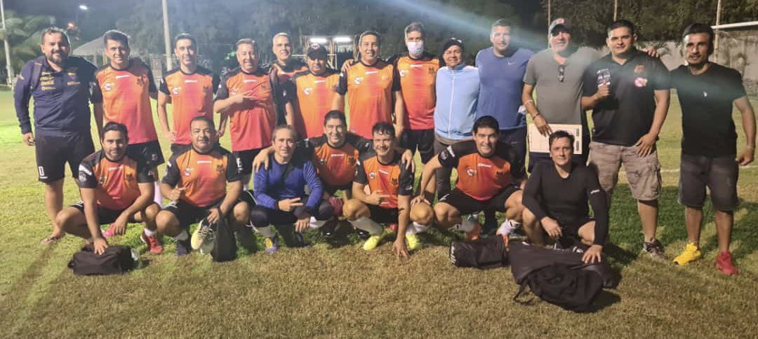 Rmoralesverduga's tweet photo. 📢🚨Felicitaciones al equipo de #CeroAlcohol ( ex alumnos del colegio #CristoRey de #Portoviejo).Triunfaron 3x2 ante #UCRA, en la segunda fecha. El equipo naranja es dirigido por el ex mundialista #AlfonsoObregón. 100 galones de #currincho 🥃 por ese buen resultado. ⚽️🏟🎥 https://t.co/W8a3Hif0Il