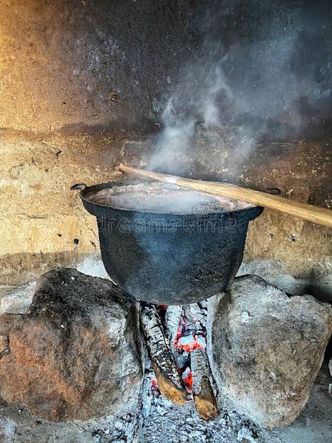 Adora_Clinic's tweet photo. The sweet stories that used to be told as we waited for food to be ready are memories we never forget. Healthy meals, natural foods and happy vibes are the secrets to great health and long life. #ᴛʙᴛ #throwback #throwbackthursday 
Image credit:https://t.co/menEp7xf7r https://t.co/pmtztD9pCD