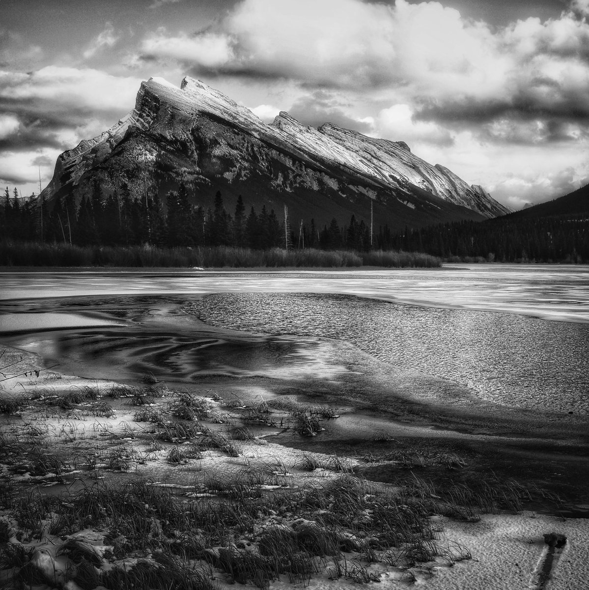 LooTina's tweet photo. Freeze up on Vermillion Lakes ⁦@BanffNP⁩ #MountRundle https://t.co/Jdur7TBIxy