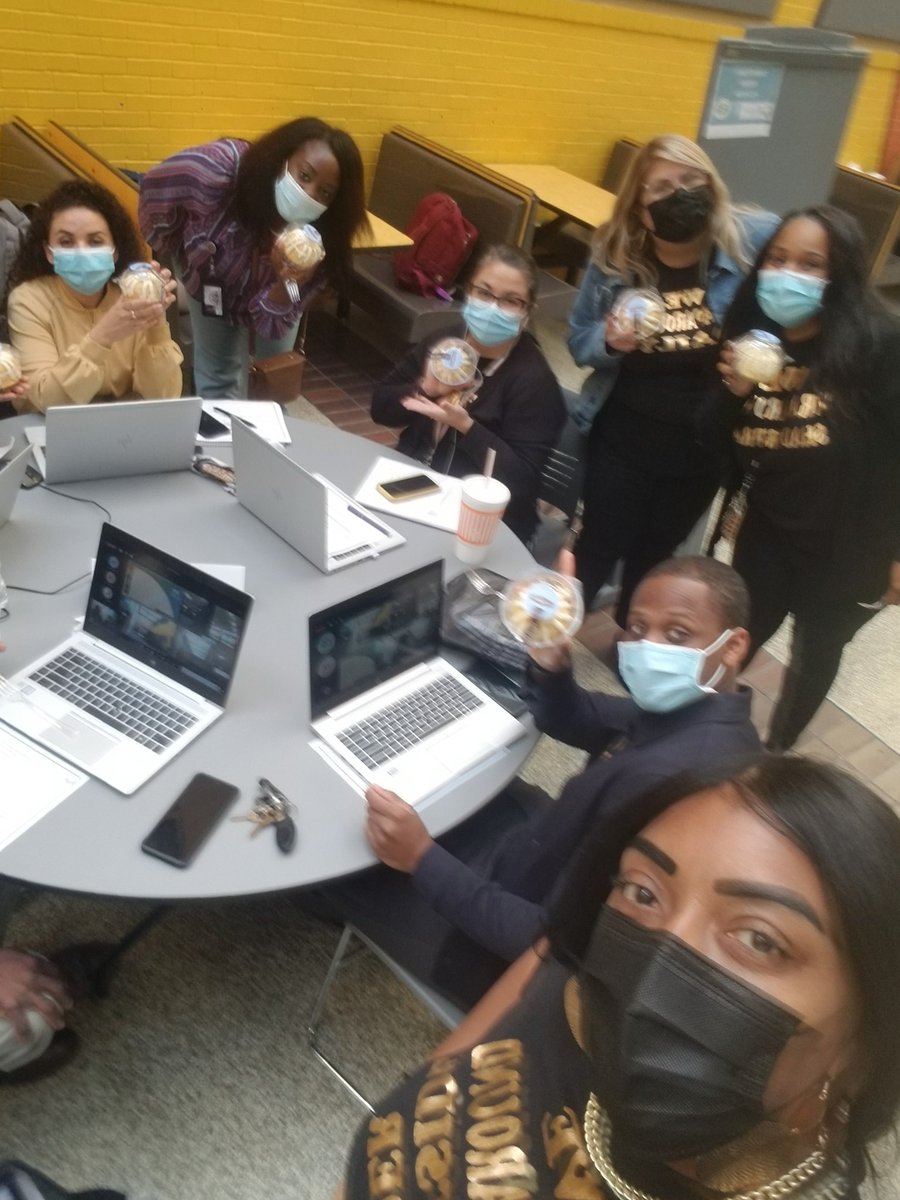 KenyaTClements's tweet photo. Ended the day on a sweet note by shwing my Specialist some love, thanks &amp; appreciation for their hard wk 🥮🧁. This job isn't for the weak nor is it easy. But, when u see the Westside Feeder come through, know they come to work💙. #goalgetters #SAFseekers #Interventioncreators https://t.co/g7bXYCMXur