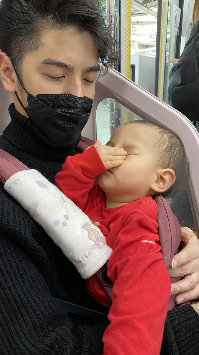 めこめこ ヨーロッパ中世の聖母子像 の 現代版 のようですね お父さんの優しい眼差し ほんわかしたぬくもりで 眠い眠い赤ちゃん 見てると私も眠くなってくる めこめこ ヨーロッパ中世の聖母子像 の 現代版 のようですね お父さんの優しい眼差し ほんわかしたぬくもりで 眠い眠い赤ちゃん 見てると私も眠くなってくる